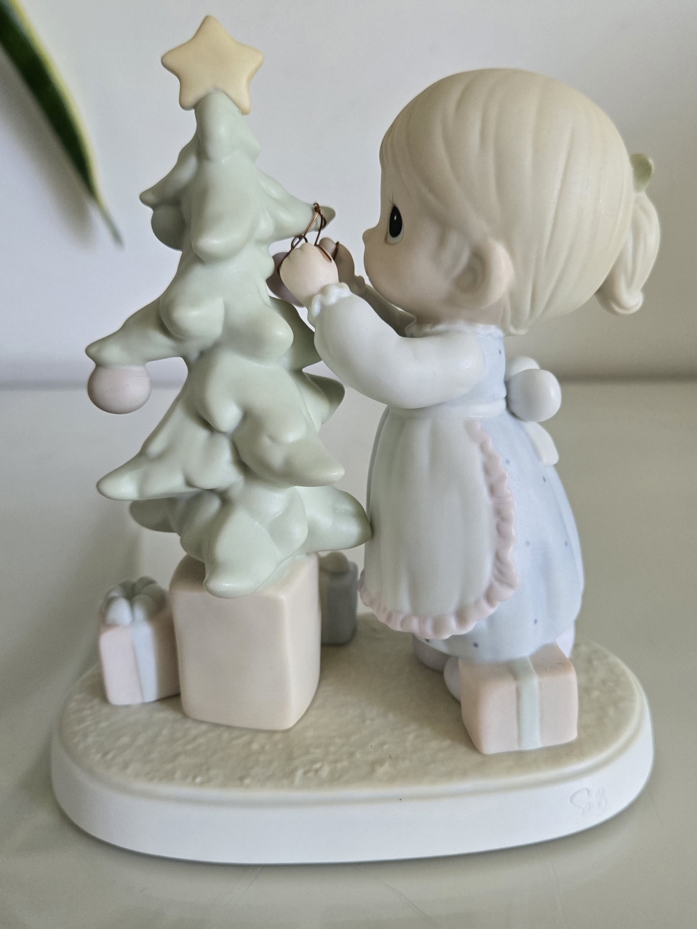 Precious Moments "God Cared Enough To Send His Best" #524476 GirlDecorating Tree